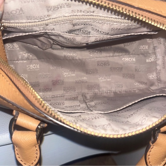 Brown Michael Kors bag. Normal sized bag. Fits a lot of stuff in it - Picture 6 of 6